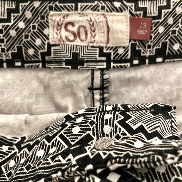 3 FOR $15!!! Black and White Geometric Print Shorts - Picture 4 of 4